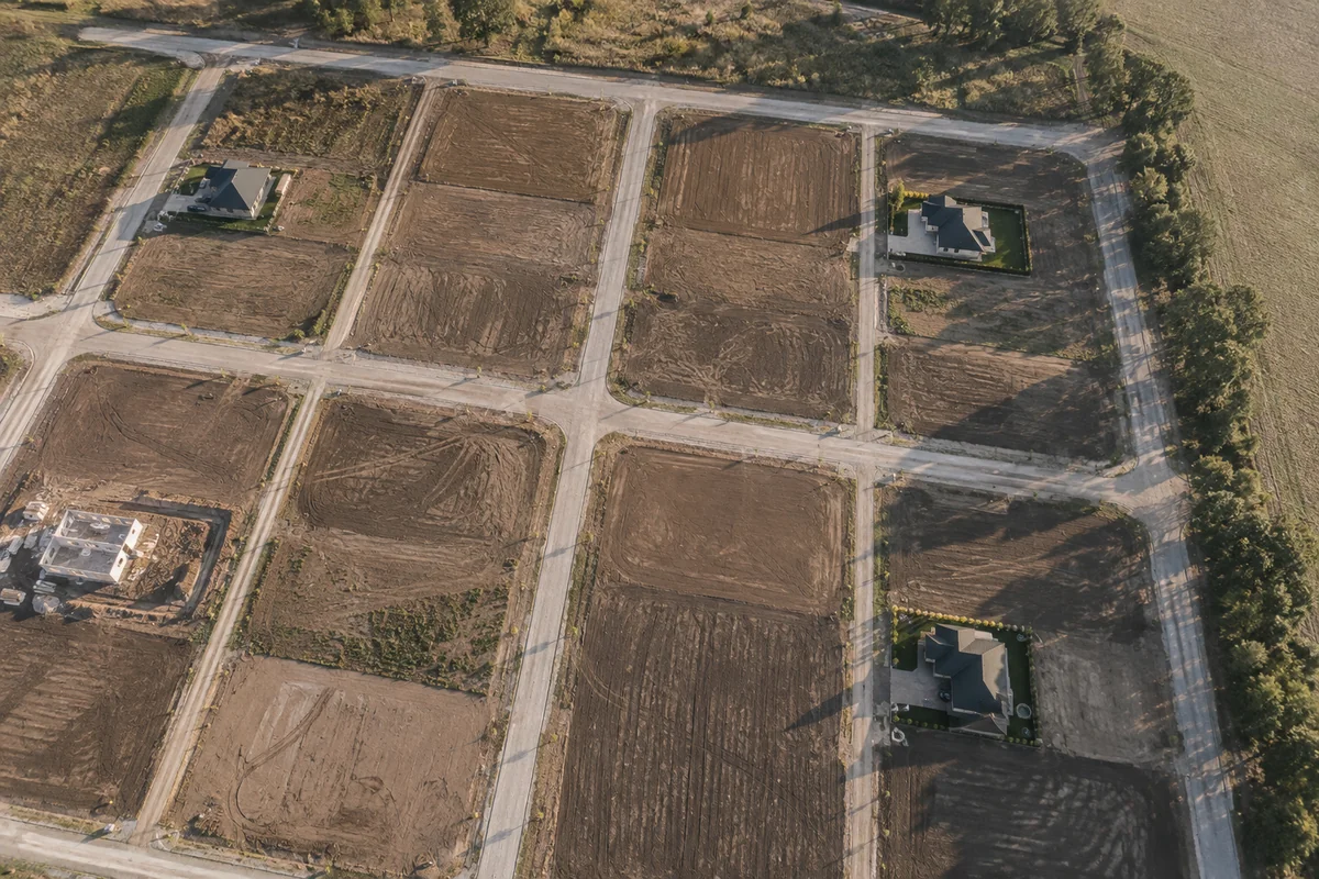区画整理された宅地を真上から撮った写真。道路で碁盤状に区切られ、大半はまだ更地