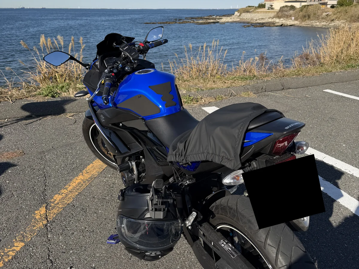 房総の海沿いに停めたスズキ GSX250R