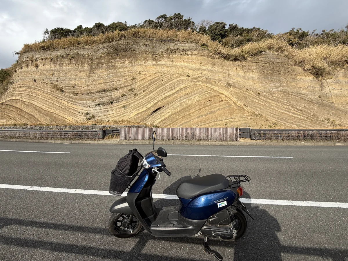 伊豆大島の地層大切断面の前に停めたレンタルバイク